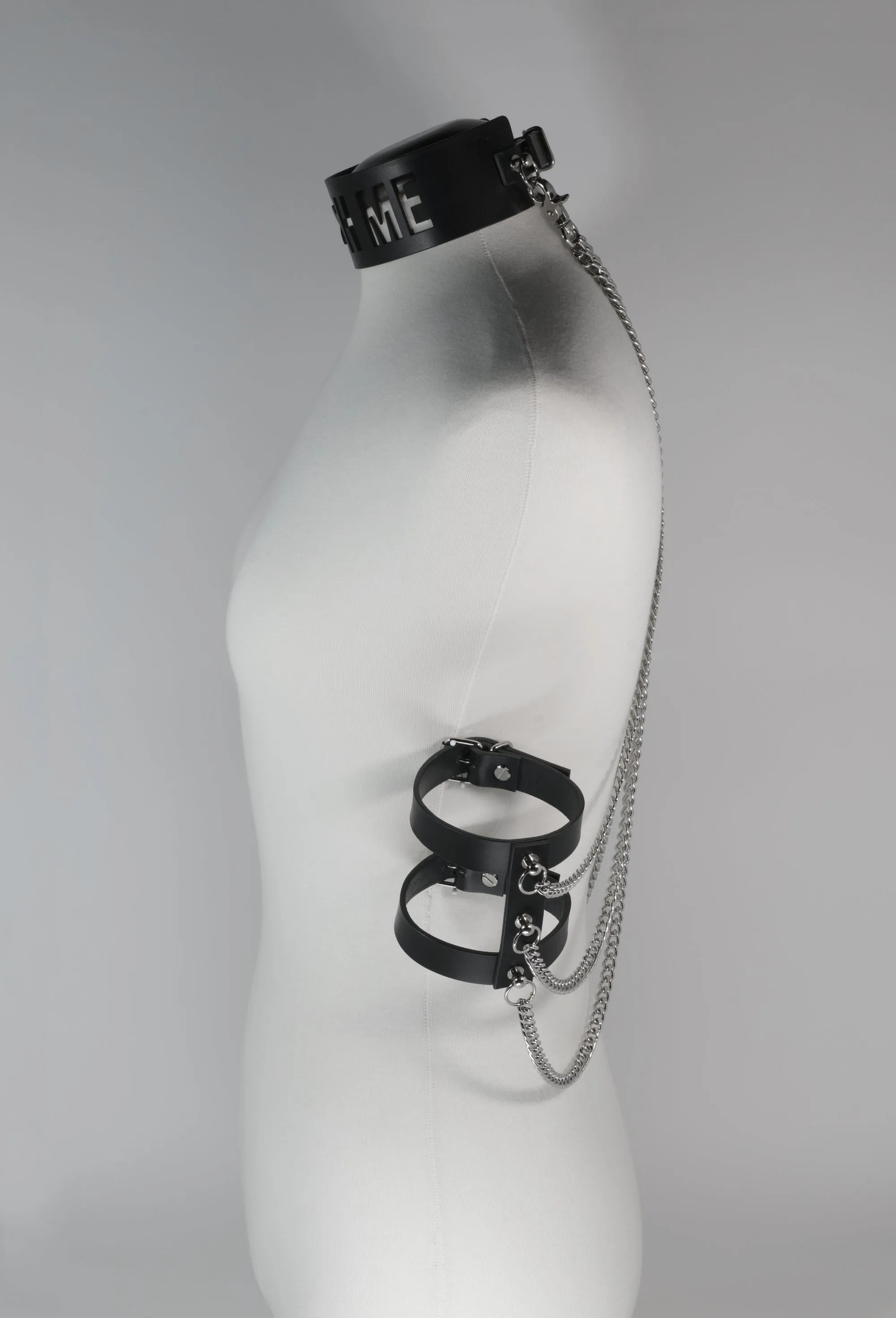 86738_with chains