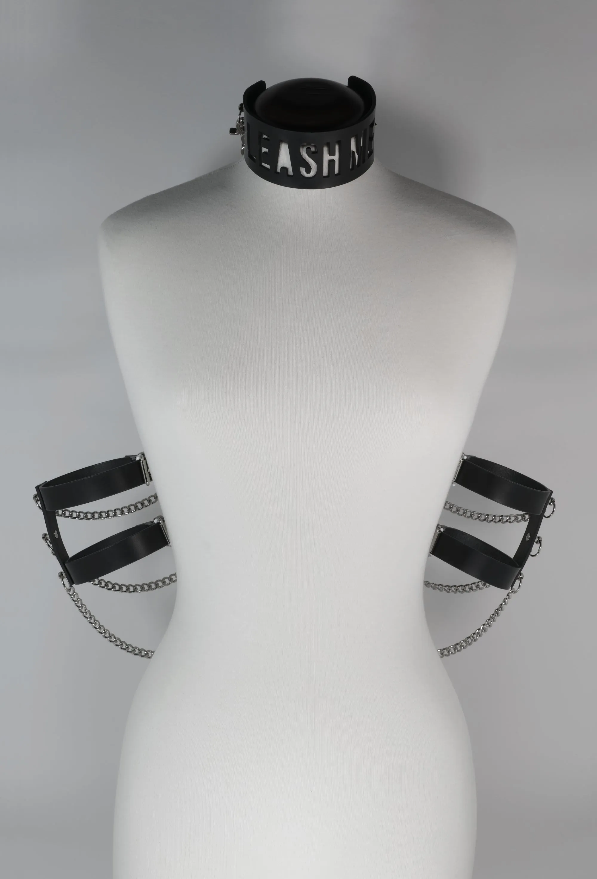 86738_with chains