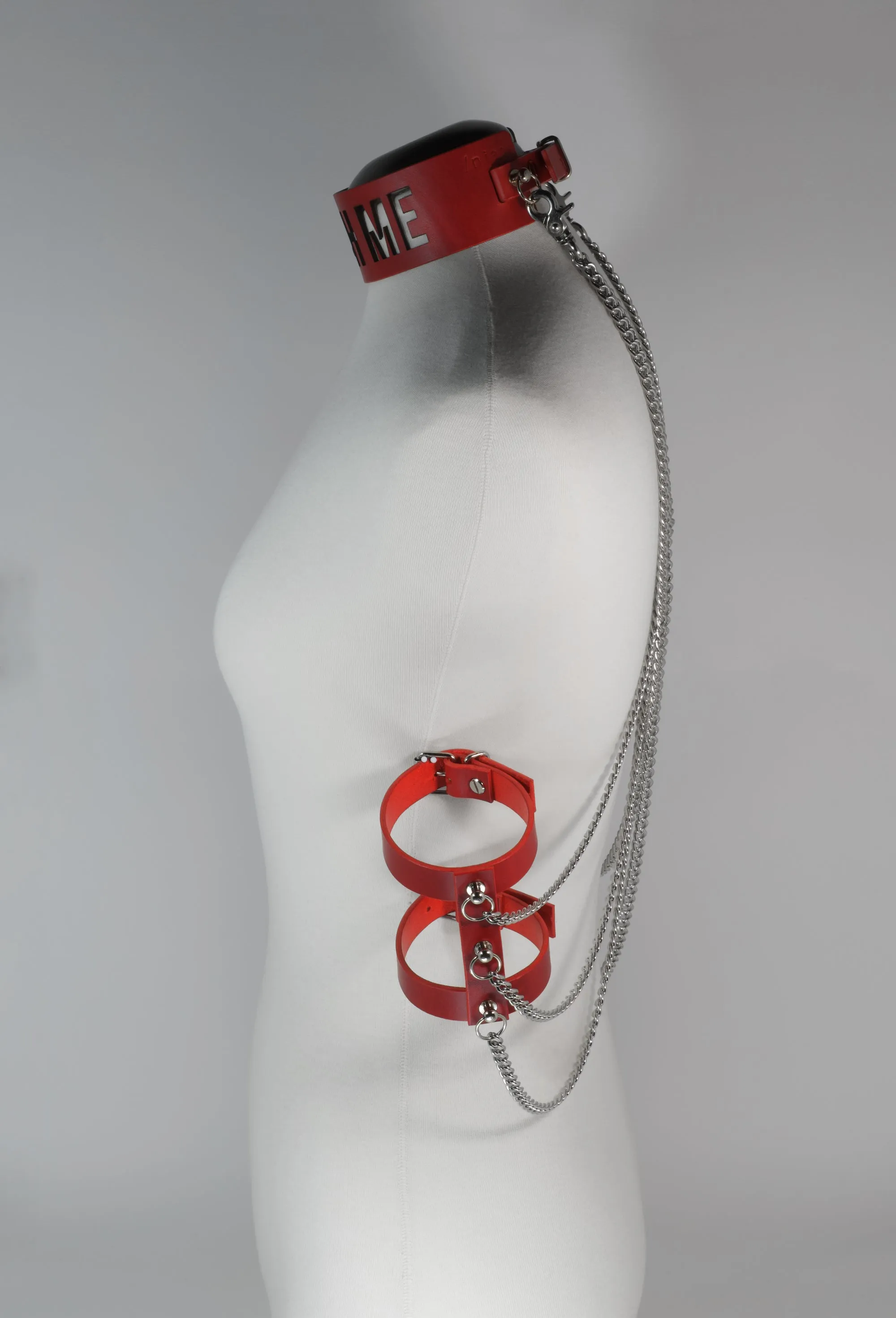 86738_with chains