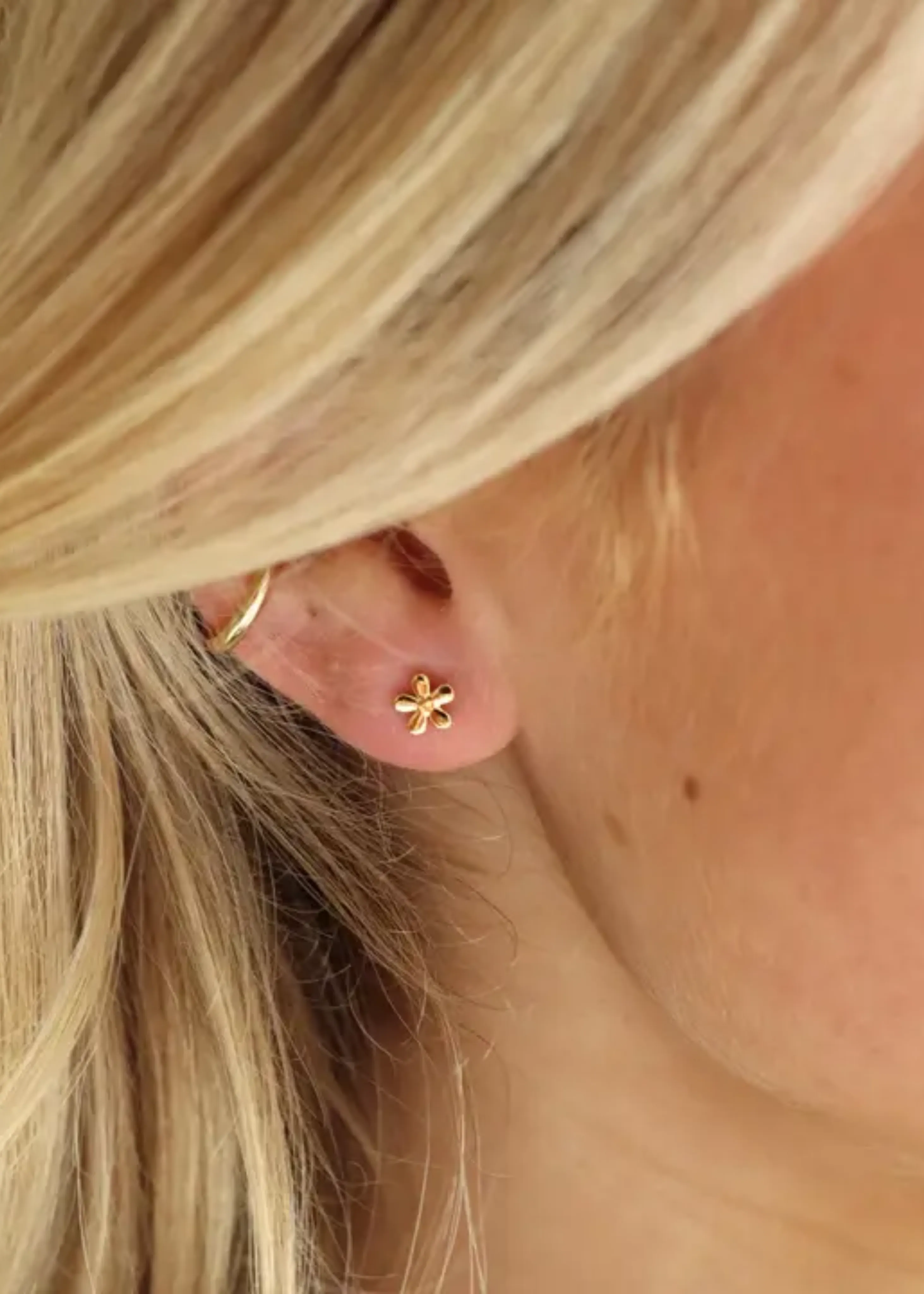 Daisy studs